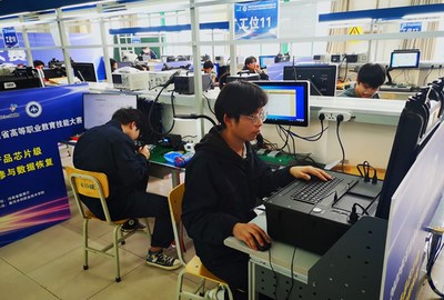 河南省20所高校同台竞技，电子产品芯片级维修与数据恢复大赛圆满落幕，信息工程学院选手脱颖而出斩获一等奖